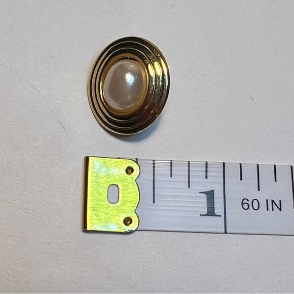 JUDY LEE VINTAGE 1950s Faux Gold and Pearl Oval Clip Earrings - Picture 6 of 7